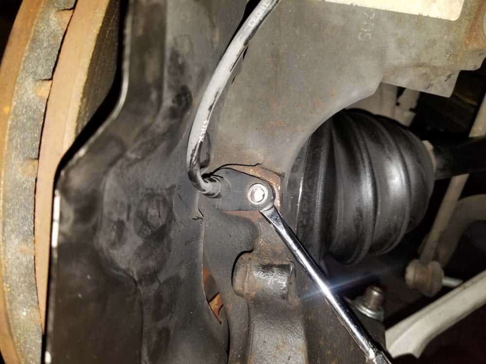 bmw e60 front axle shaft - Use a flat blade screwdriver to pry the speed sensor from the steering knuckle