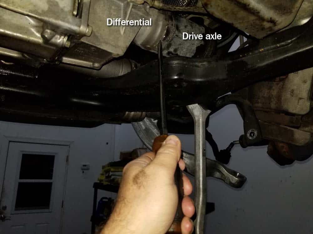 bmw e60 front axle shaft - Find the groove between the front axle shaft and the differential.