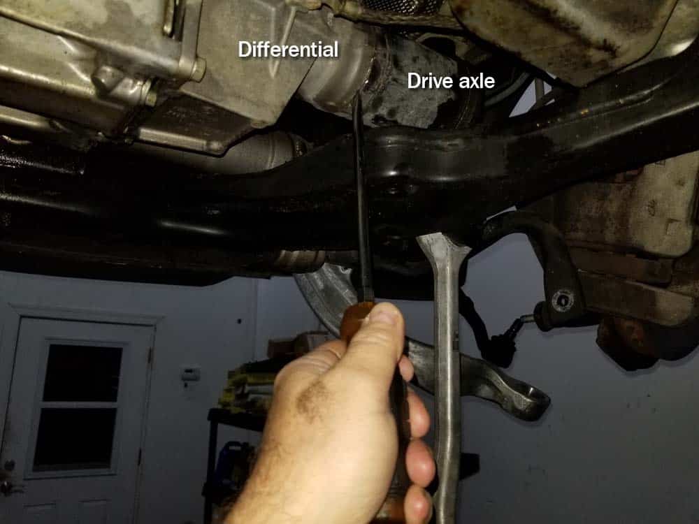 bmw e60 front axle shaft - Find the groove between the front axle shaft and the differential.