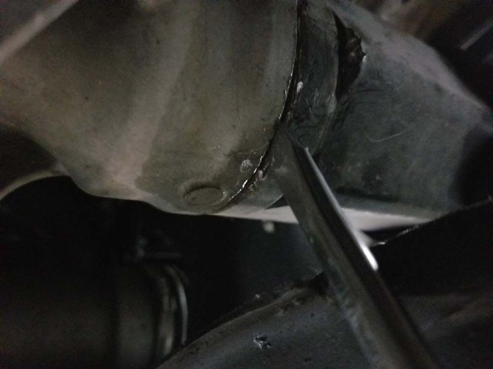 bmw e60 front axle shaft - Insert a large flat blade screwdriver into the groove between the drive axle and differential.