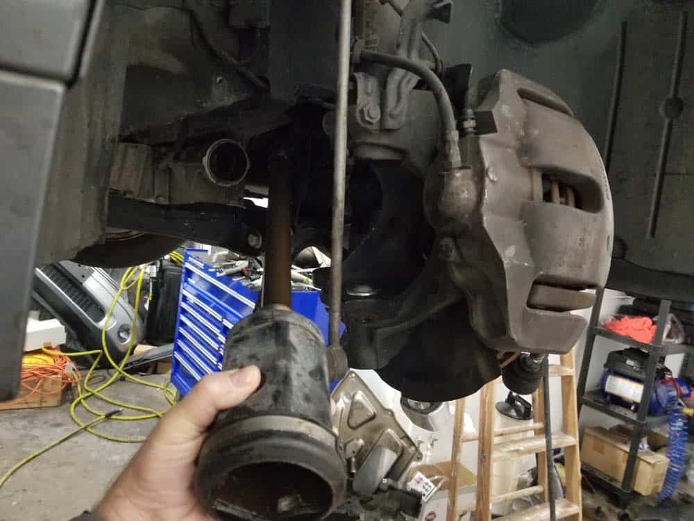 bmw e60 front axle shaft - Remove the drive axle from the vehicle behind the steering knuckle.