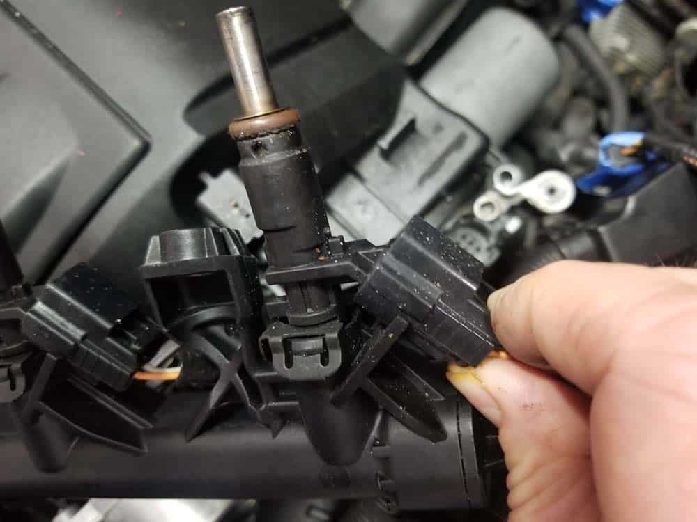 MINI R56 fuel injectors - Release the injector's electrical connection by depressing the plastic tab
