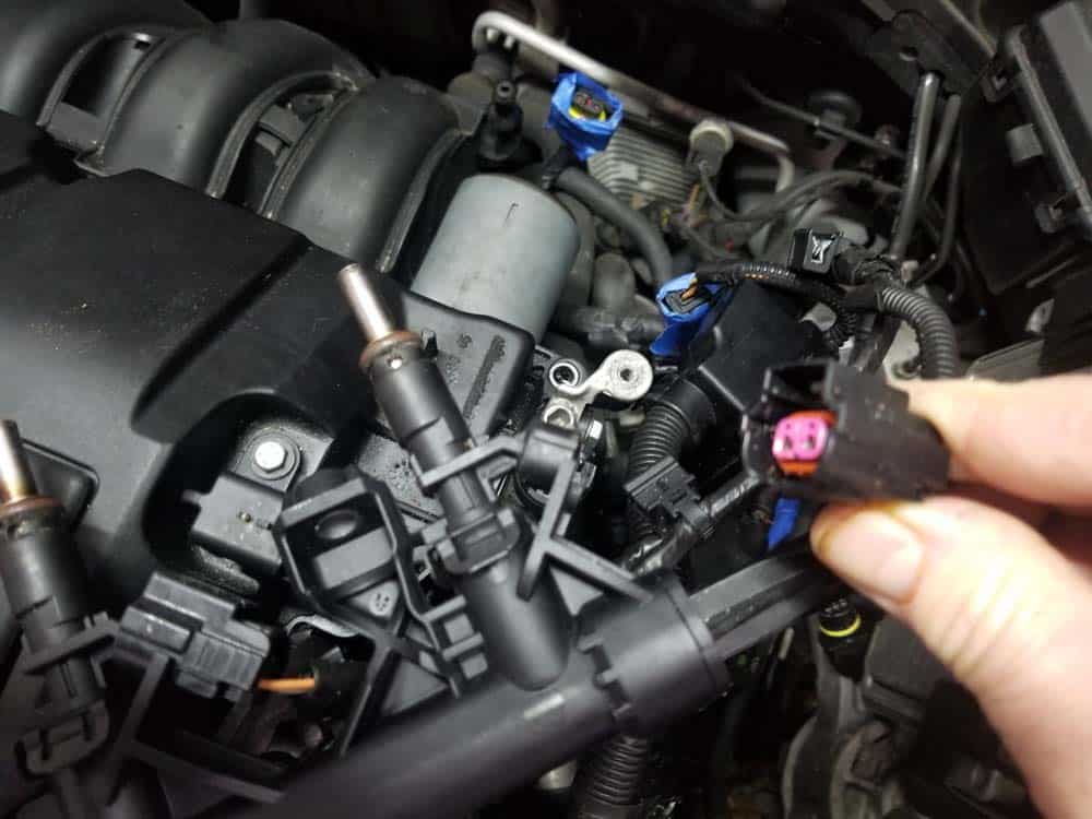 MINI R56 fuel injectors - Pull the connection free from the injector.