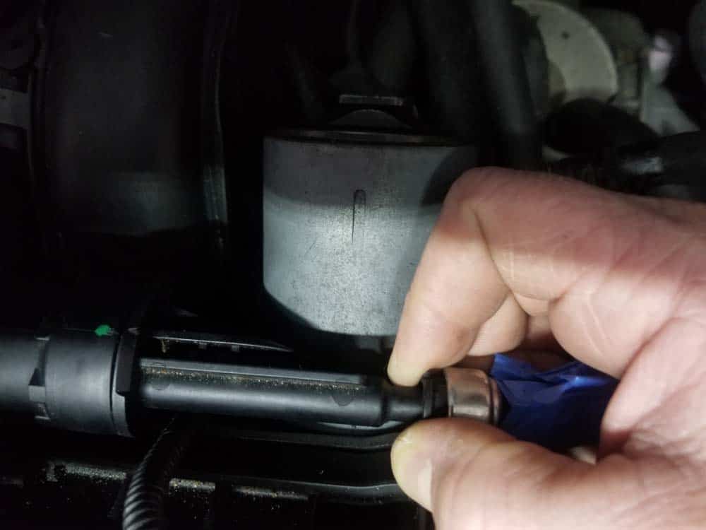 MINI R56 fuel injectors - Retract the black collar to release the fuel line from the fuel rail.