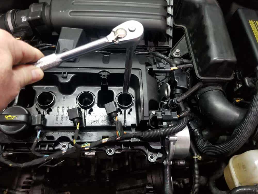 MINI R56 Tune Up - Remove the spark plugs from the engine.