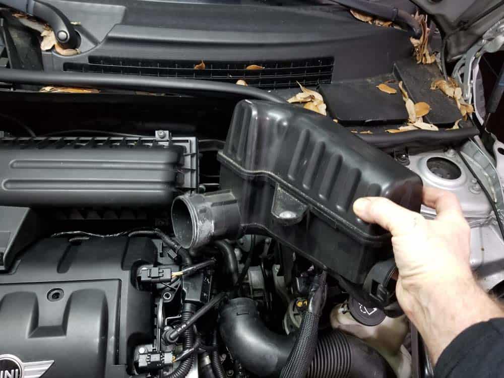 MINI R56 fuel injectors - Remove the pre-box from the engine compartment.
