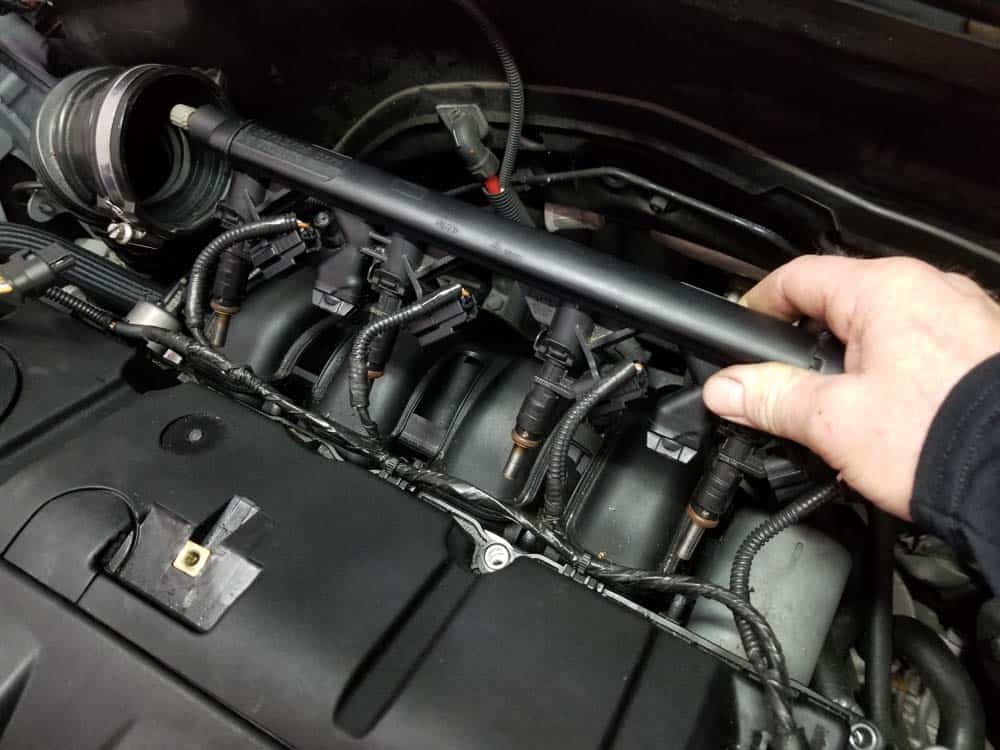 MINI R56 water pipe replacement - Pull the fuel injectors from the cylinder head.