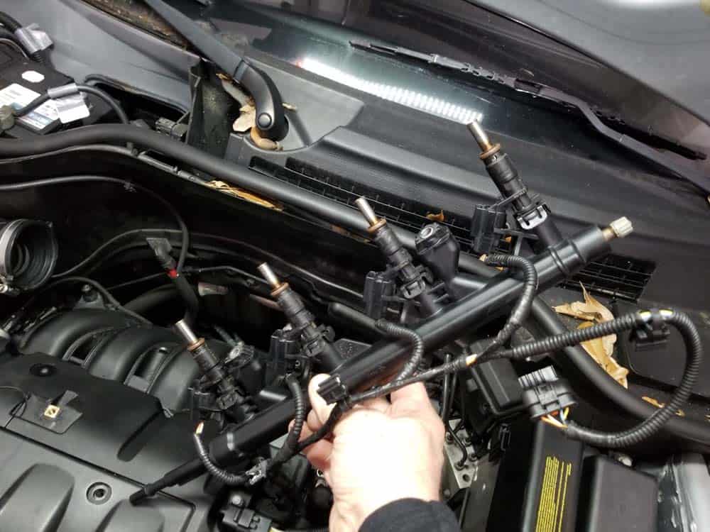 MINI R56 intake manifold - Pull the fuel rail out and away from the engine and gently lay top the side out of the way.