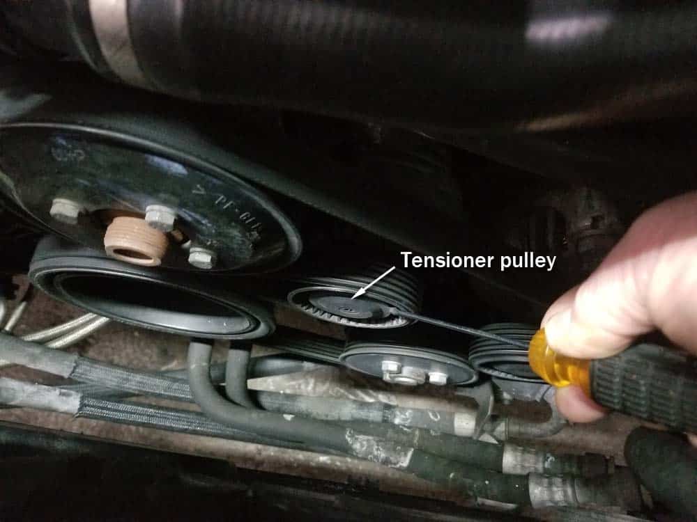 bmw E63 belt replacement - Remove the dust cover from the tensioner pulley.