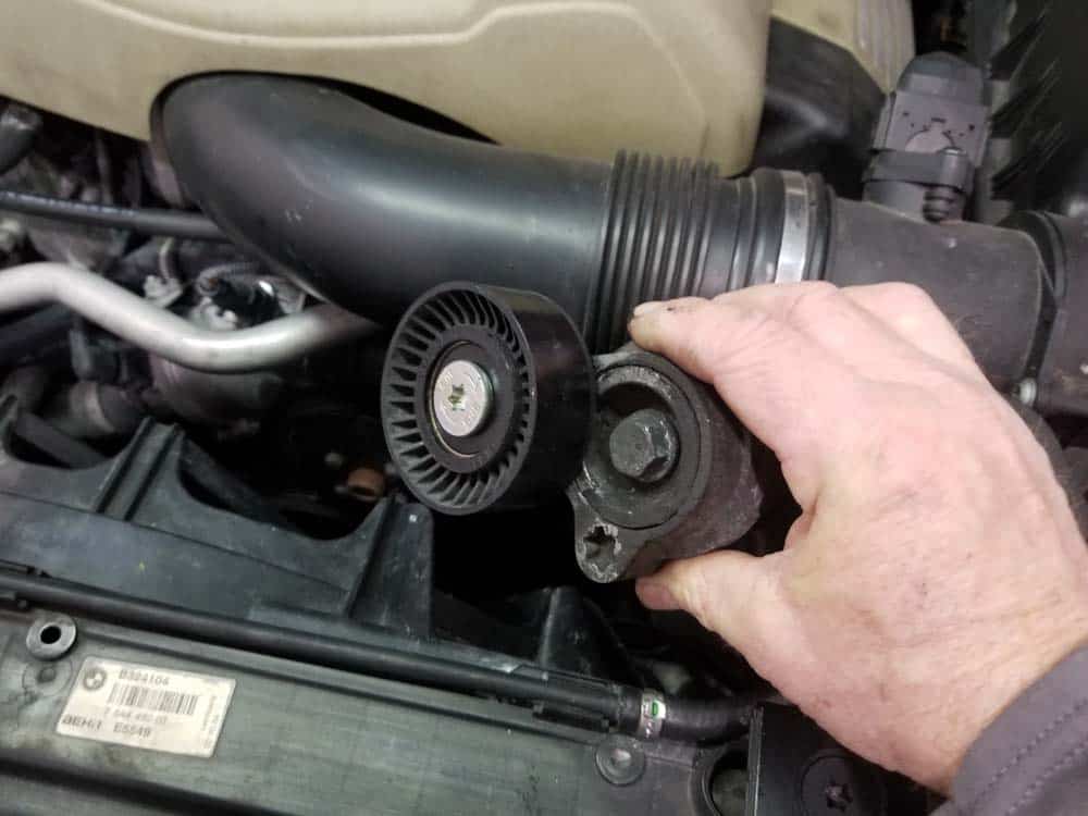 Remove the belt tensioner from the engine compartment.