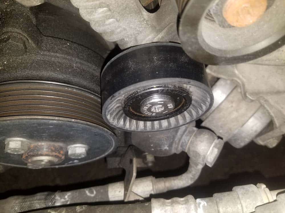 bmw E63 pulley replacement - Locate the deflection pulley and remove its dust cover.