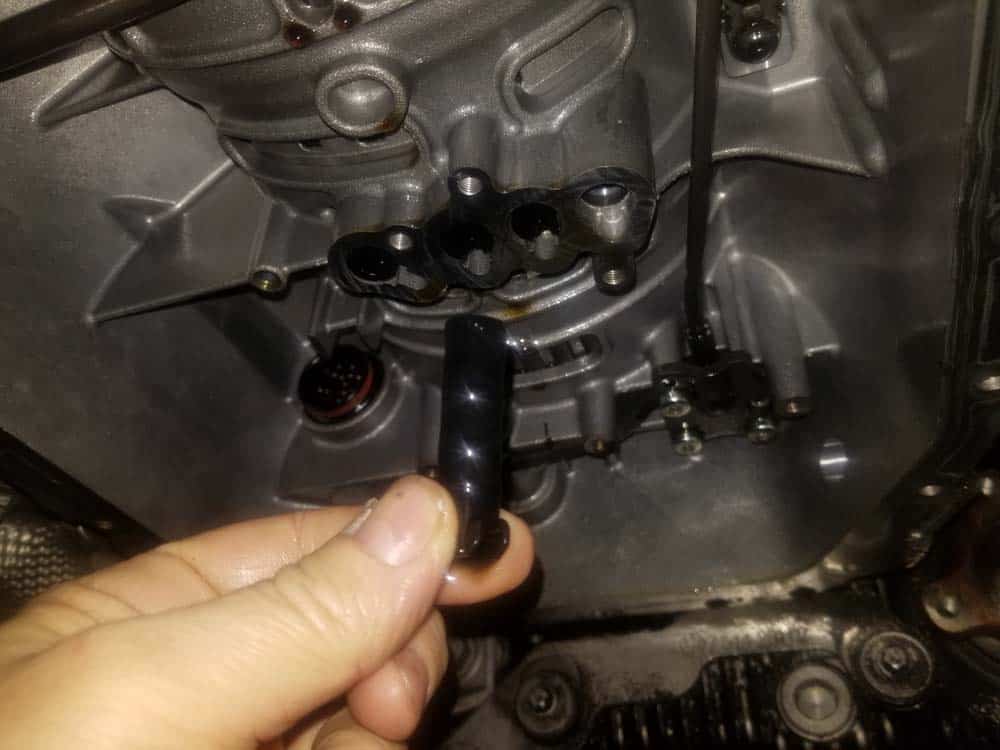 Remove the sealing sleeves from the transmission