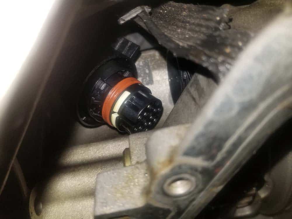 BMW mechatronics sealing sleeve and adapter replacement - Remove the electrical plug from the valve body.