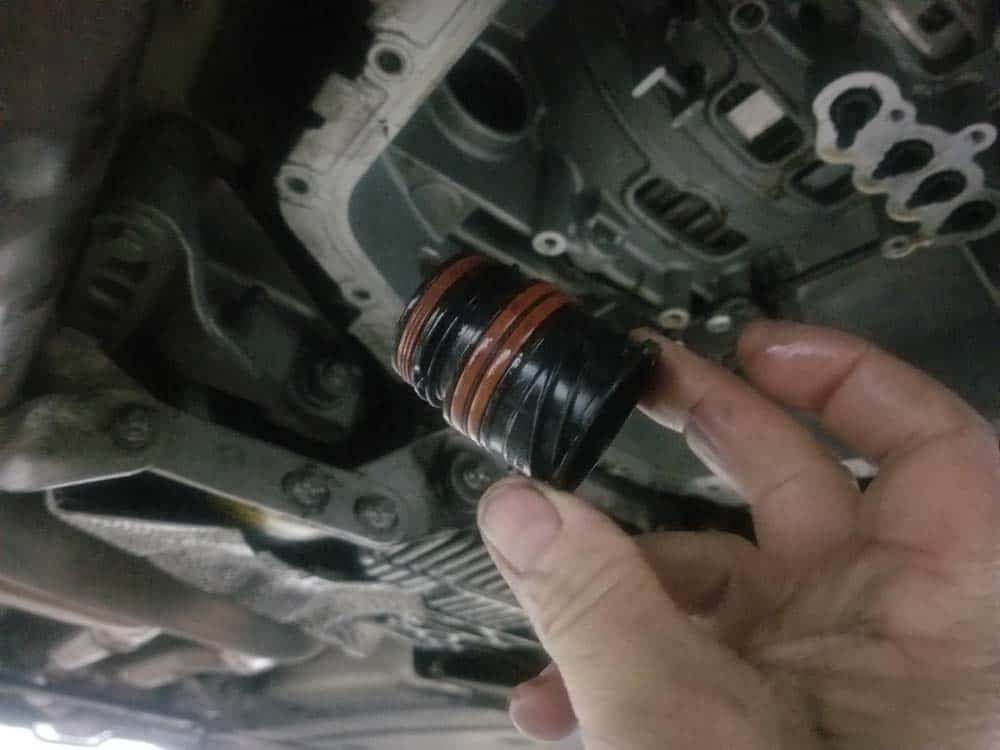BMW mechatronics sealing sleeve and adapter replacement - Remove the electrical connection sealing sleeve