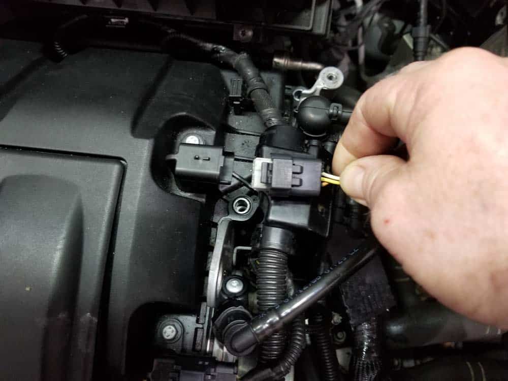Mini R56 water pipe replacement - Disconnect the intake camshaft sensor
