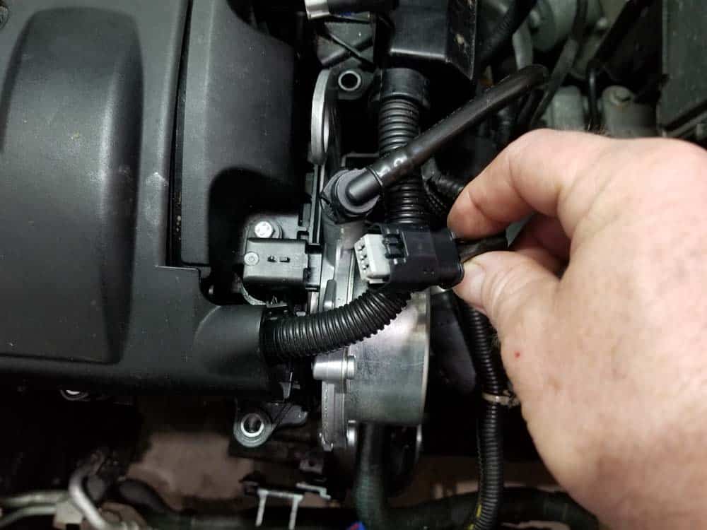 Mini R56 water pipe replacement - Disconnect the exhaust camshaft sensor