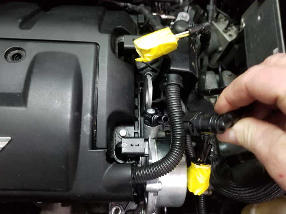 MINI R56 coolant temperature sensor - Remove the vacuum hose from the vacuum pump
