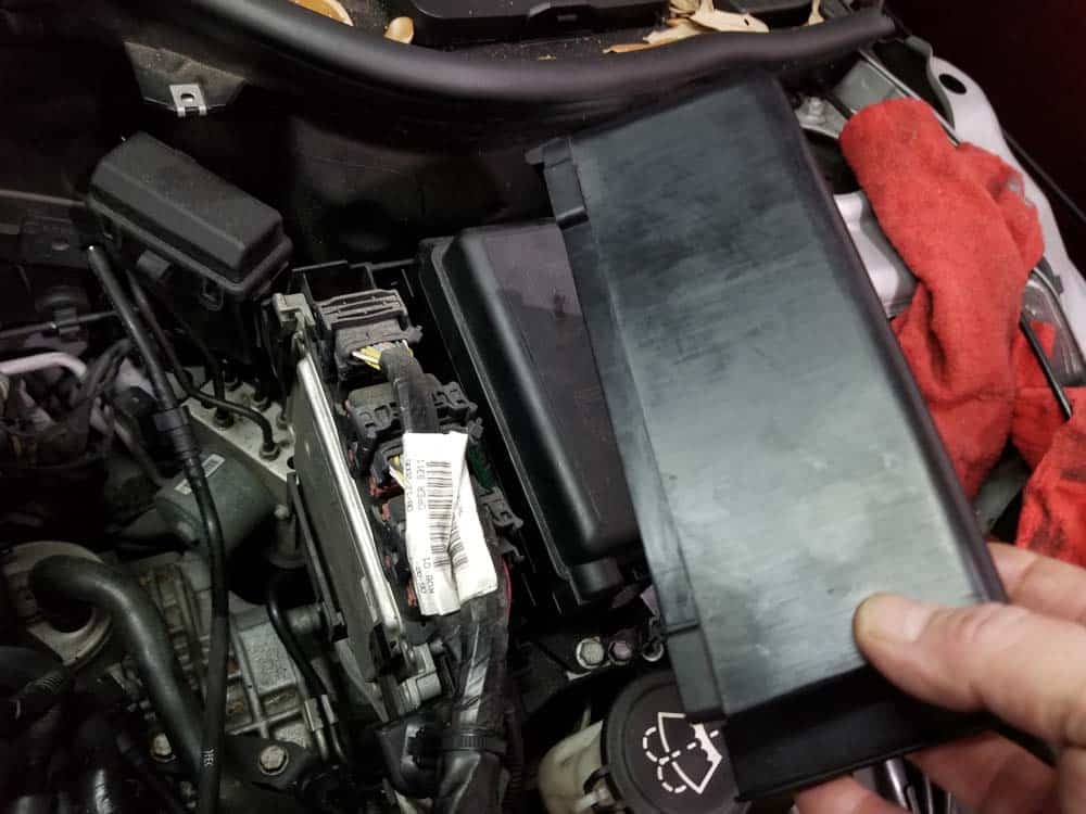 Mini R56 water pipe replacement - Remove the DME box cover