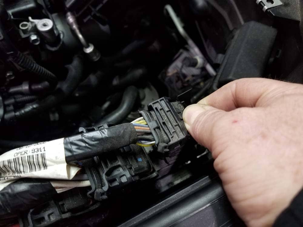 MINI R56 thermostat replacement - Unlock the first harness connector by pressing the release tab