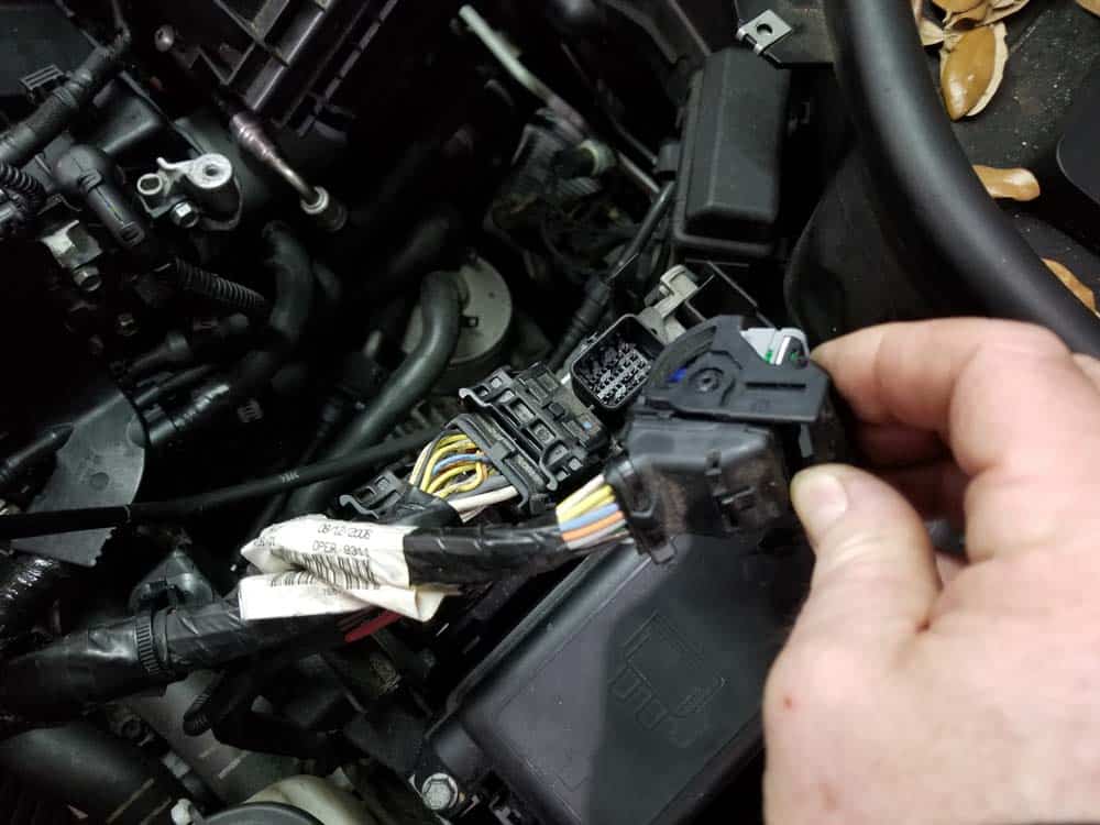 Mini R56 water pipe replacement - Remove the first connector from the DME