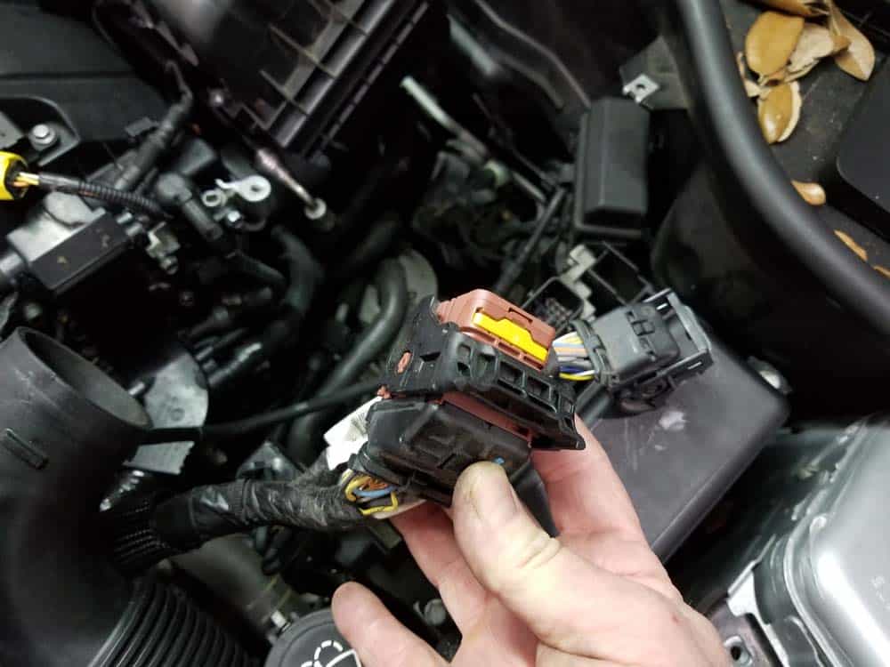 Mini R56 water pipe replacement - Remove the second connector from the DME