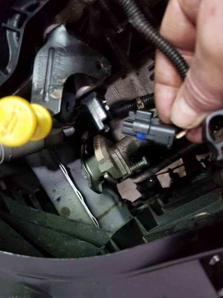 MINI R56 thermostat replacement - Disconnect the exhaust VANOS solenoid.