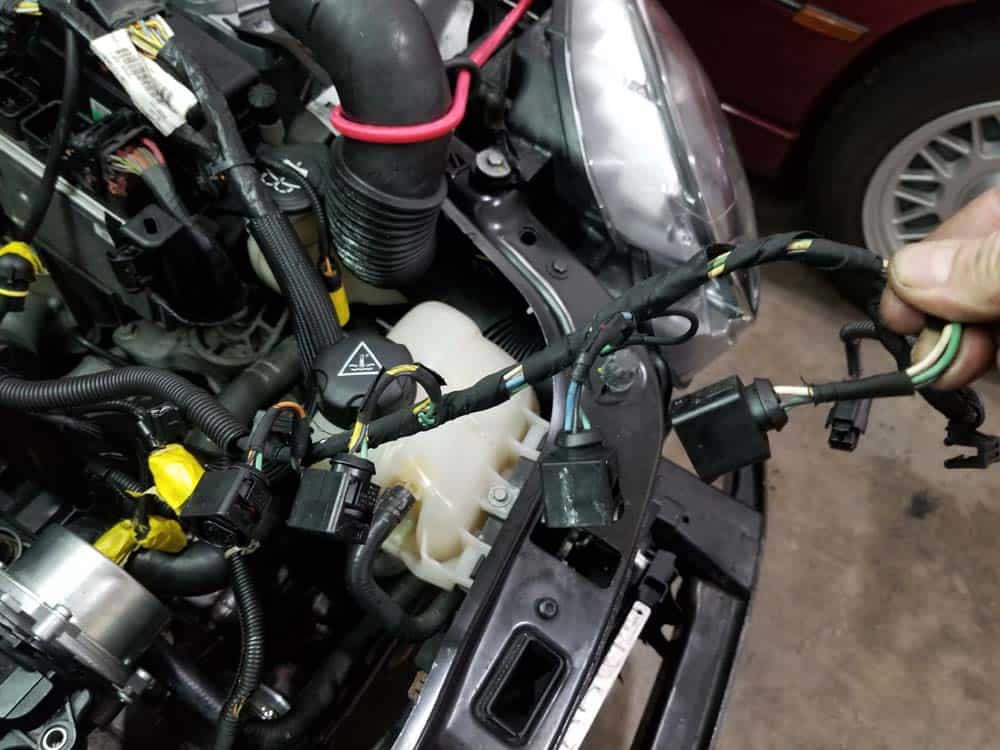 Mini R56 water pipe replacement - Pull the wiring harness free from the valve cover