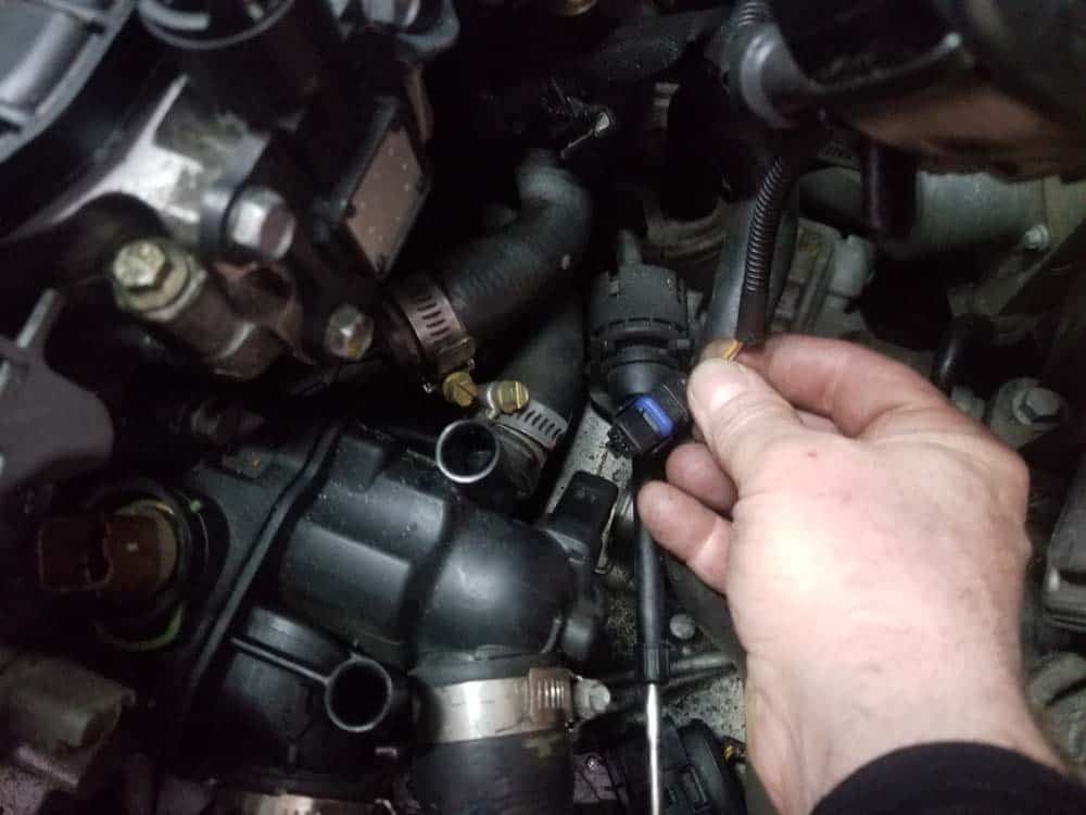 Mini R56 water pipe replacement - Disconnect the thermostat sensor.