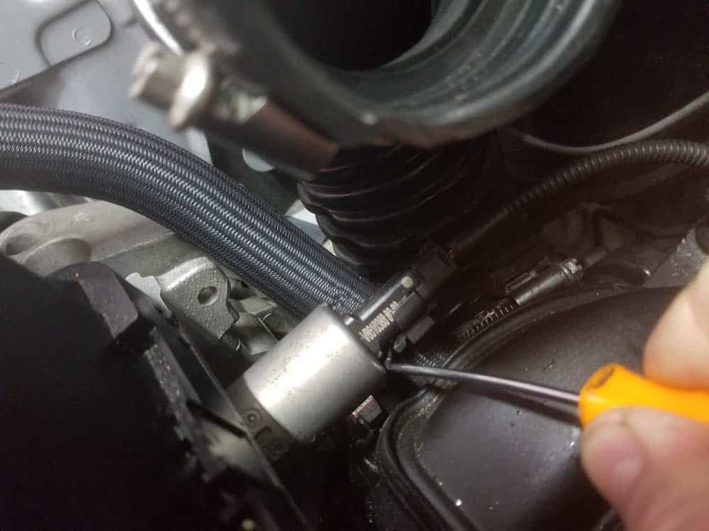 MINI R56 water pipe replacement - Remove the electrical connection from the rear intake VANOS solenoid.