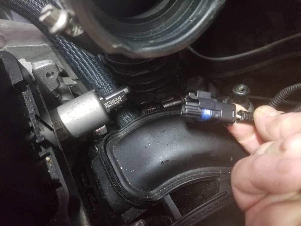 MINI R56 water pipe replacement - Remove the rear inatke VANOS solenoid connection.