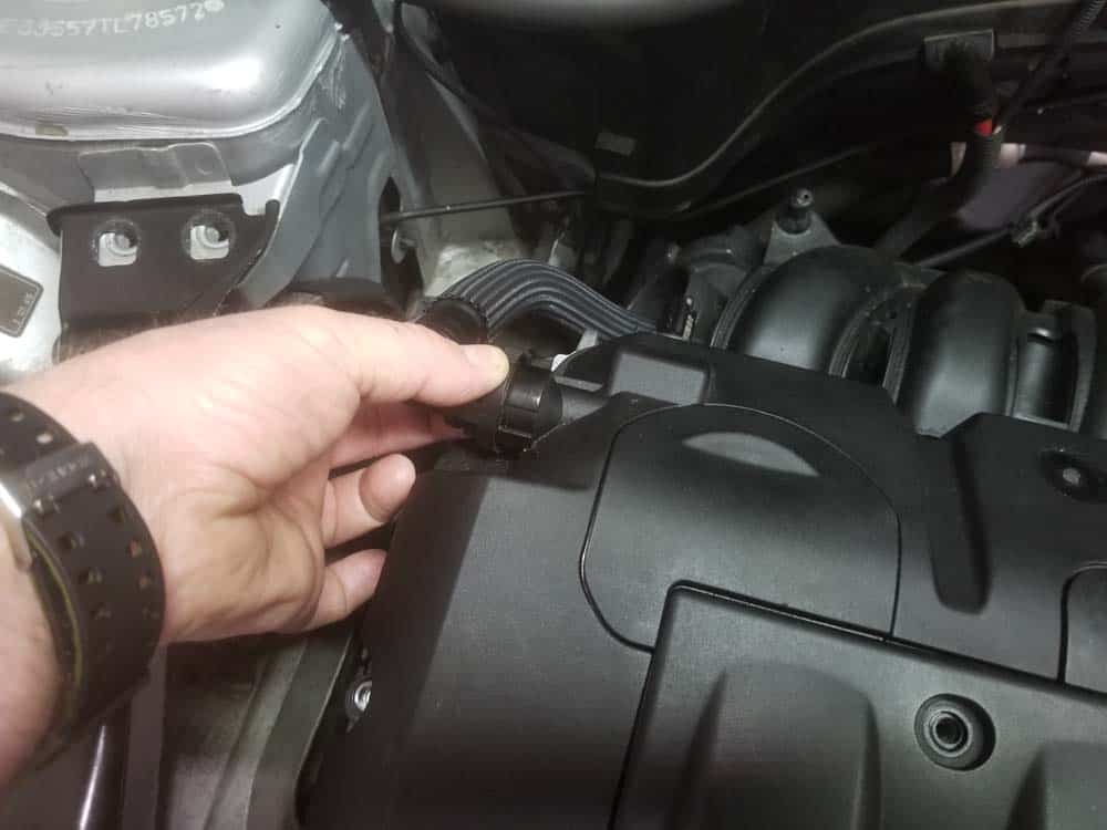 MINI R56 water pipe replacement - Disconnect the crankcase breather hose from the valve cover
