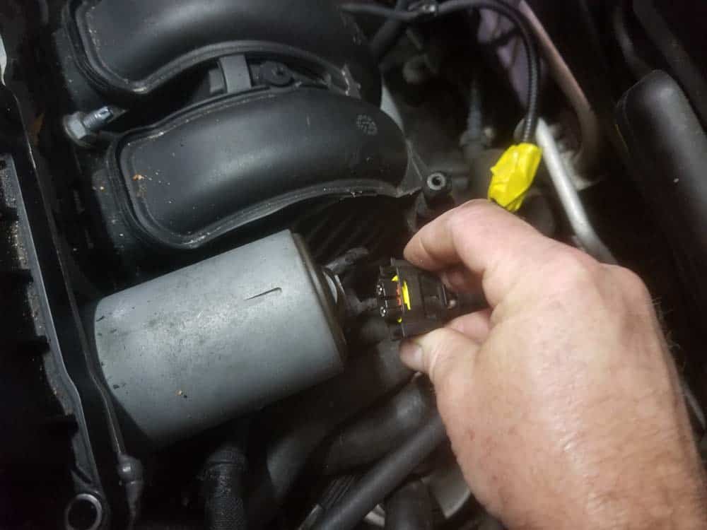 MINI R56 water pipe replacement - Disconnect the Valvetronic motor.