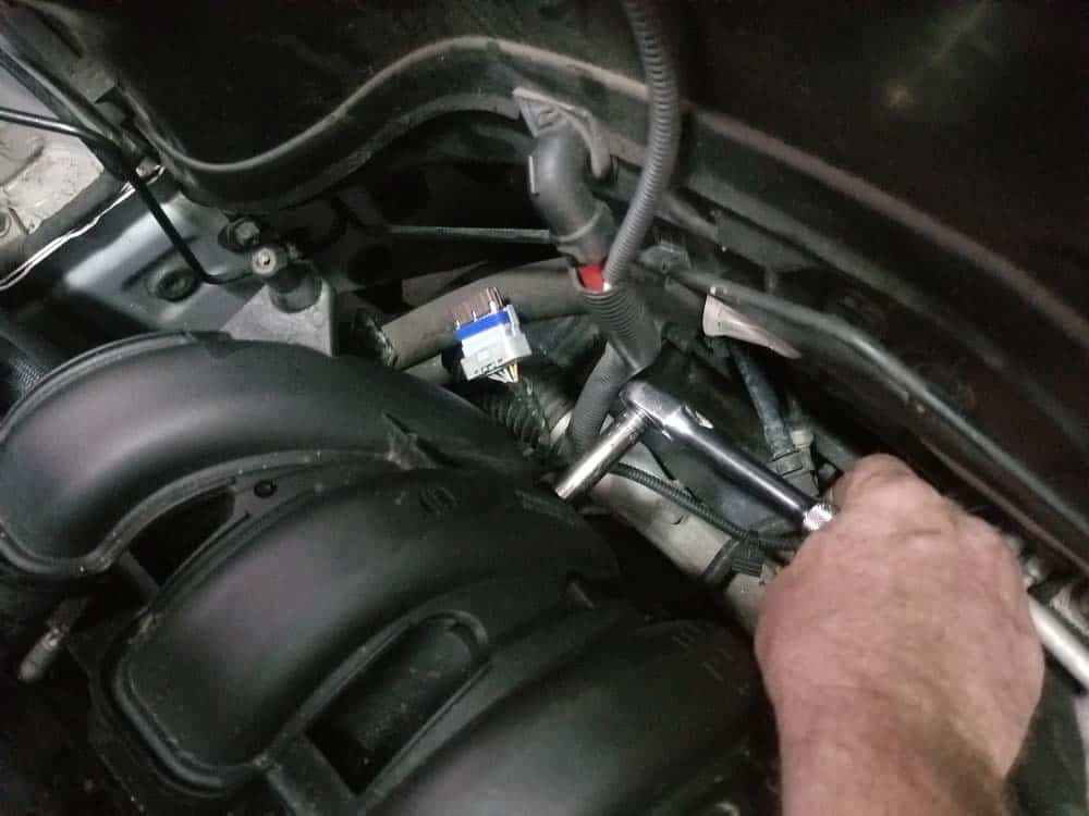 MINI R56 water pipe replacement - Remove the 10mm mounting bracket bolt.