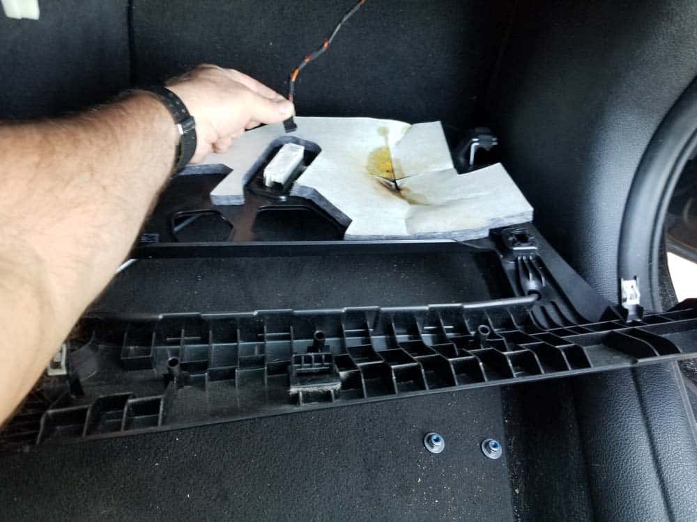 bmw f3x cabin filter - Disconnect the footwell light
