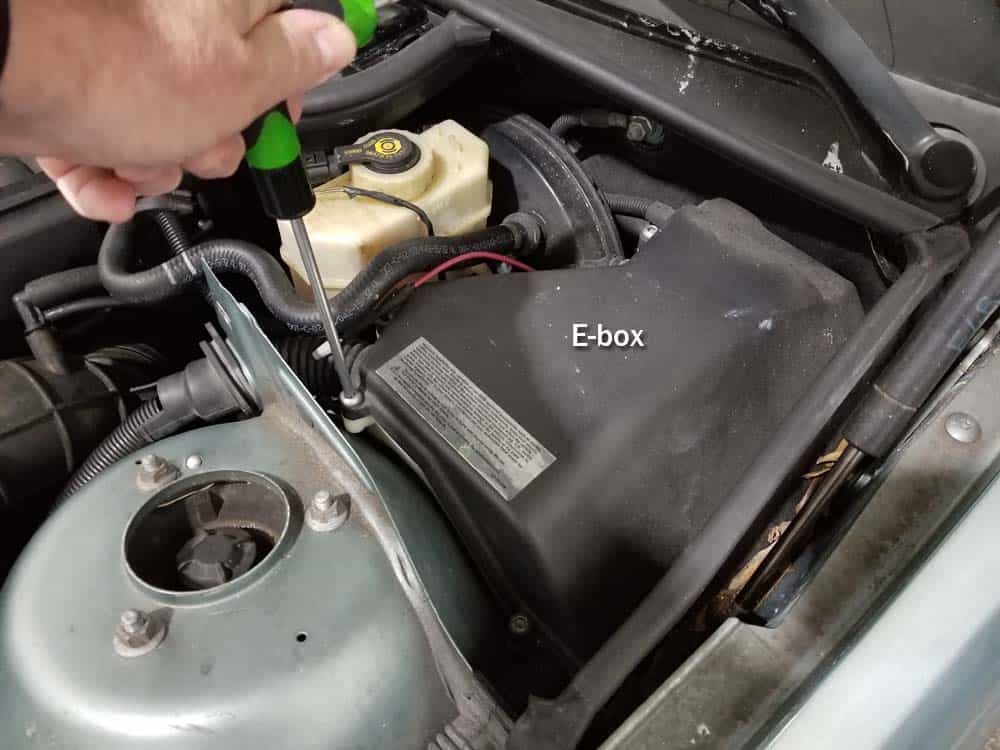 bmw E46 fuel pump test - Remove the cover from the E-box with a T30 torx bit
