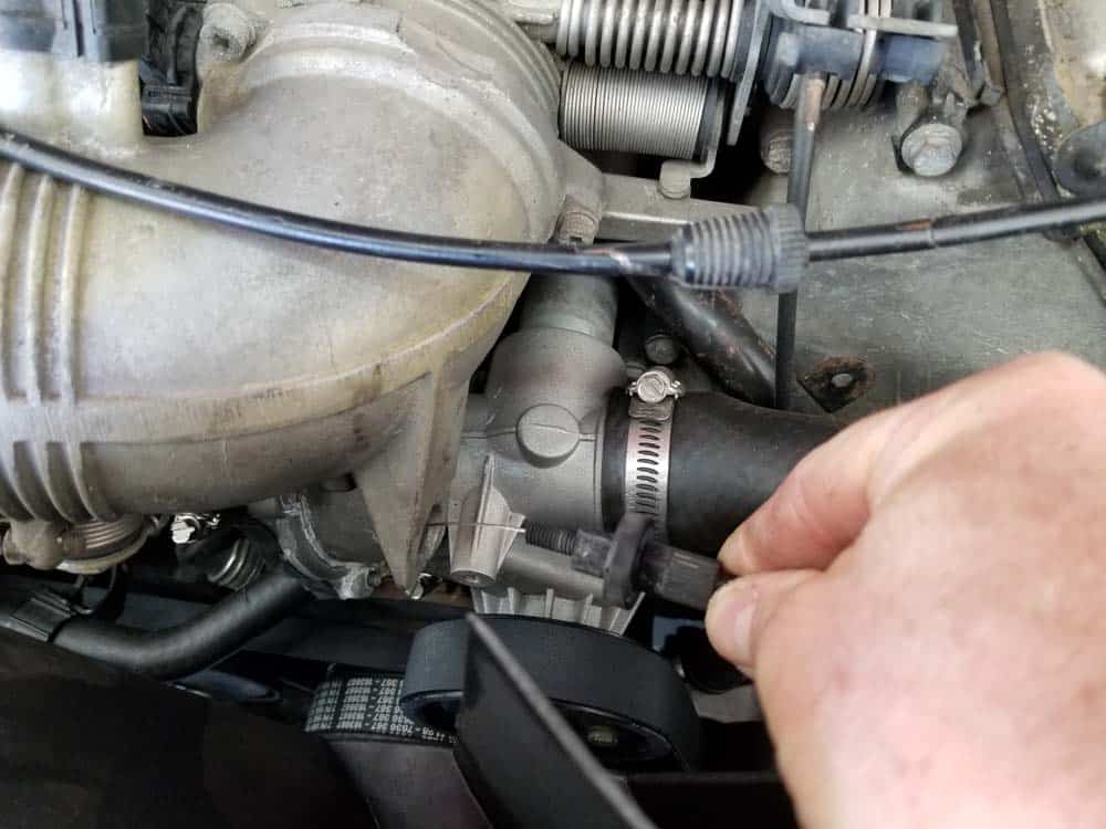 bmw M60 throttle body gasket replacement - Remove the Bowden cable from the secondary throttle and stow safely out of the way