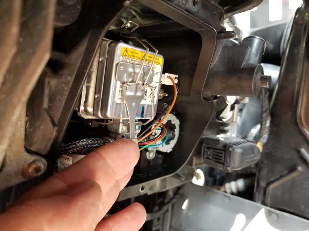 bmw e90 xenon headlight bulb replacement - Raise the electrical connector's locking clip
