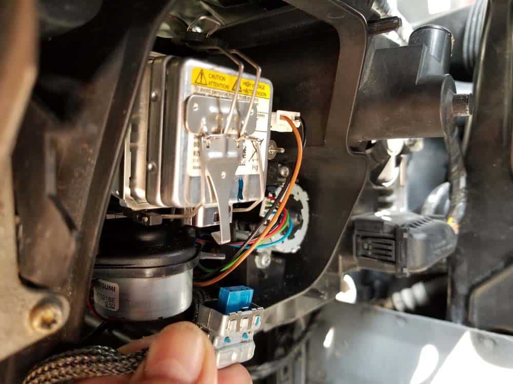 bmw e90 xenon headlight bulb replacement - Pull the electrical plug from the xenon bulb