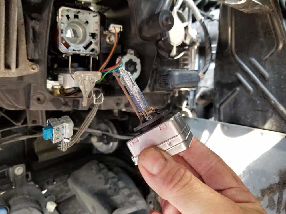 bmw e90 xenon headlight bulb replacement - Remove the xenon bulb from the headlight