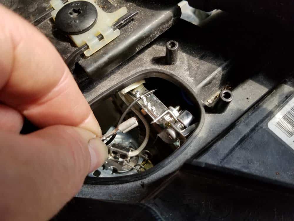 bmw e90 cornering light replacement - Unplug the female disconnect