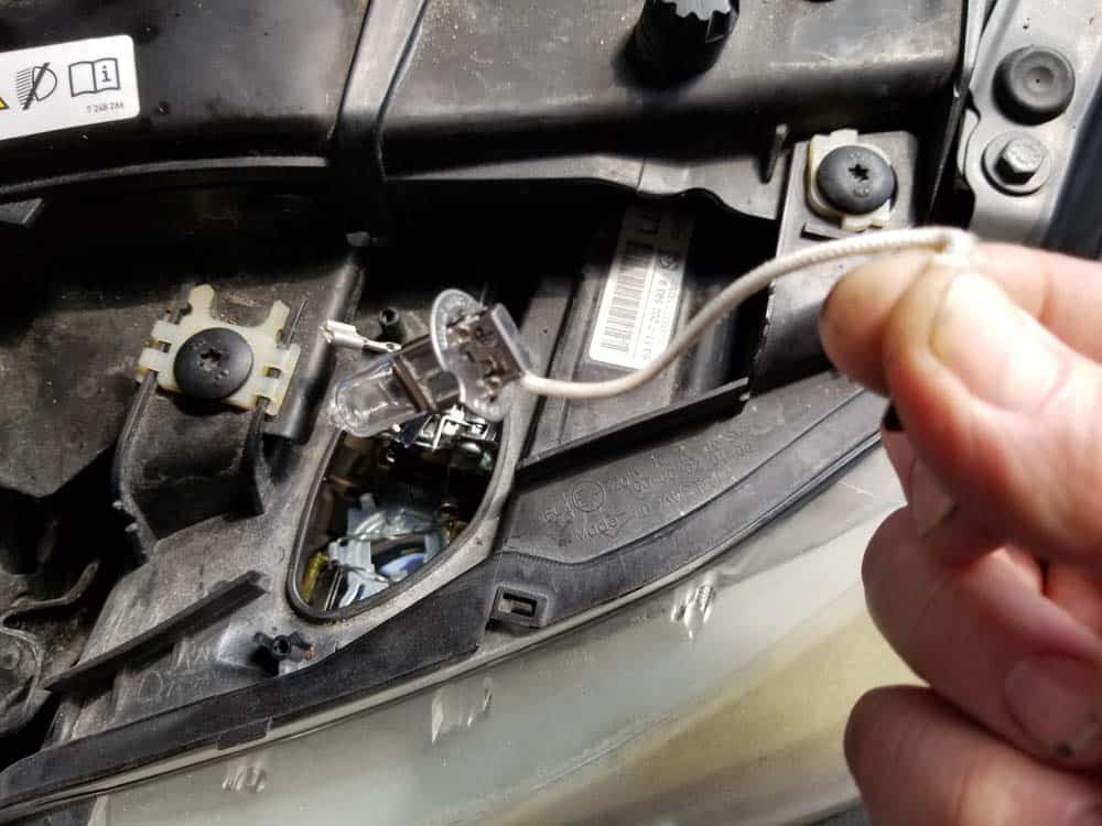 bmw e90 cornering light replacement - Remove the bulb from the headlight