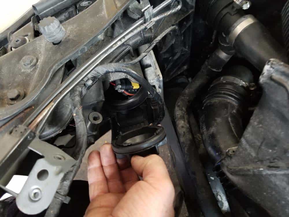 bmw e90 angel eye bulb replacement - Remove the covering cap from the angel eye bulb