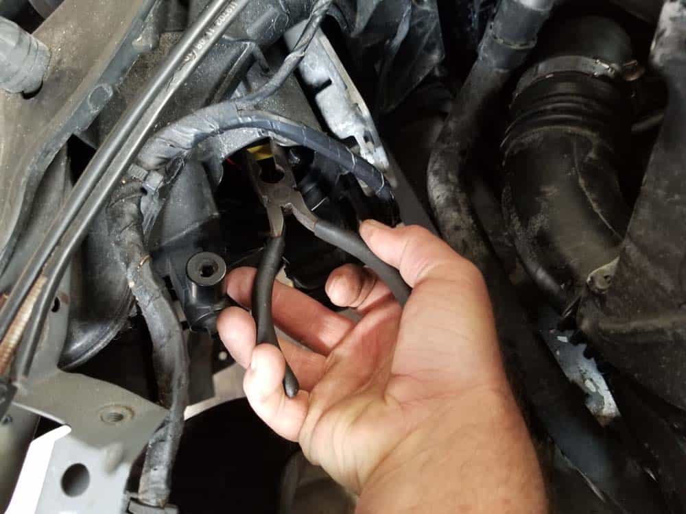 bmw e90 angel eye bulb replacement - Turn the bulb counterclockwise to release it from the headlight