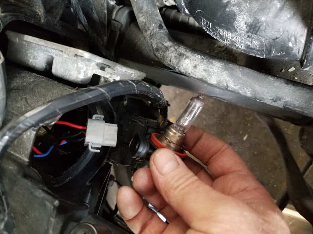 bmw e90 angel eye bulb replacement - Remove the bulb from the socket