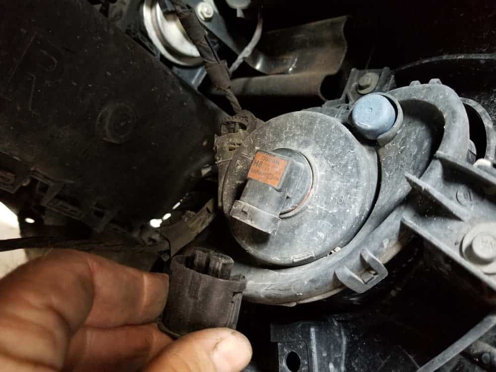 bmw e90 fog light bulb replacement - Pinch in the tabs of the electrical plug and disconnect the fog light.