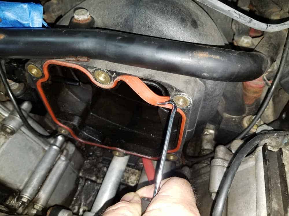 bmw M60 throttle body gasket replacement - Remove the old throttle body gasket