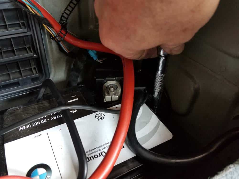 bmw e90 battery replacement - Hand tighten the support bracket before using a socket wrench