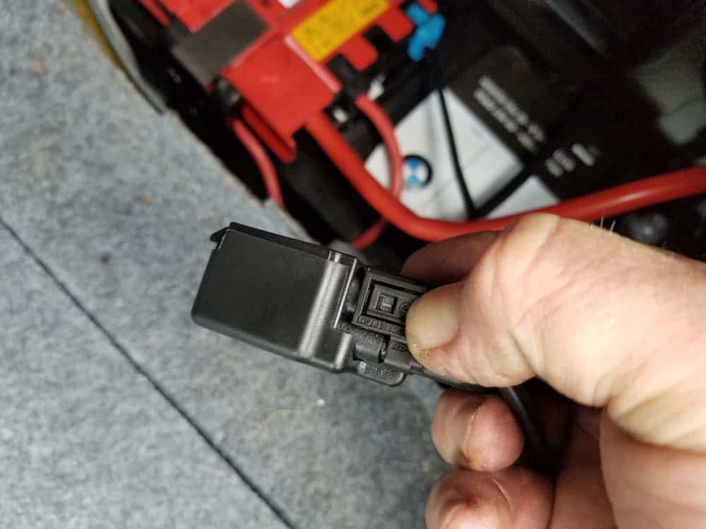 bmw e90 battery replacement - Pinch in the release on the battery sensor