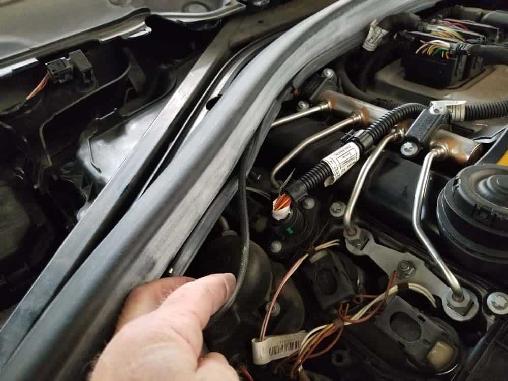 bmw f30 spark plug replacement - Remove the wiring harness from the sealing gasket