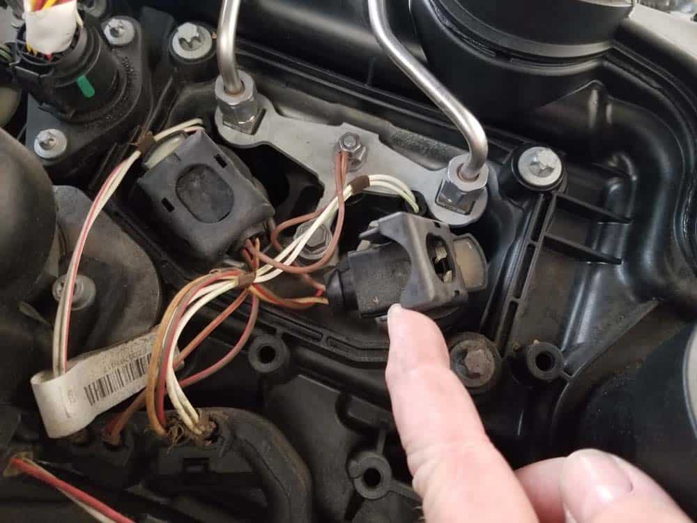 bmw f30 spark plug replacement - Lift the plastic retaining clip on the ignition coil